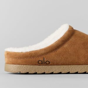 Alo Sherpa Recovery Slipper in the saddle colorway.